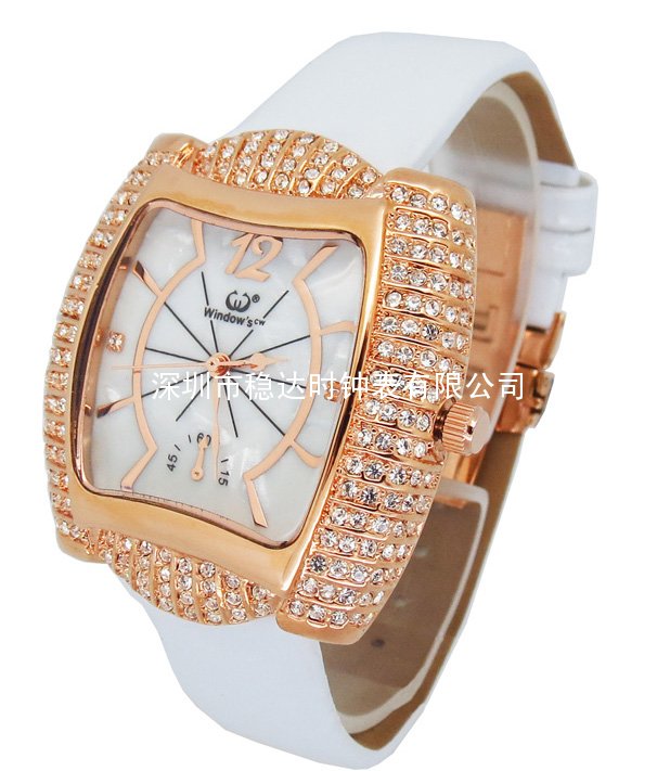 穩(wěn)達(dá)時方形銅殼鑲鉆女士石英手表定制