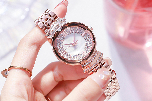 穩(wěn)達(dá)時輕奢鑲鉆女士商務(wù)石英手表廠家自產(chǎn)供應(yīng)