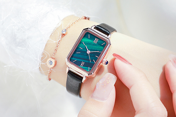 穩(wěn)達(dá)時小眾設(shè)計風(fēng)時尚小方表廠家貨源