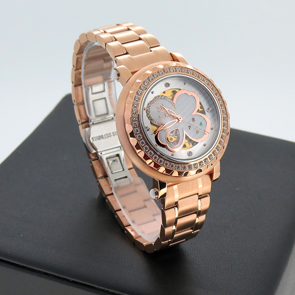 鏤空鑲鉆女士手表高端品質(zhì)就在穩(wěn)達(dá)時(shí)