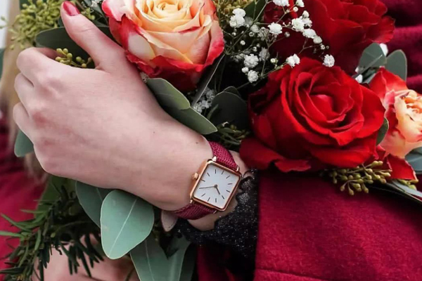 定制時(shí)尚女士小方表穩(wěn)達(dá)時(shí)現(xiàn)貨供應(yīng)