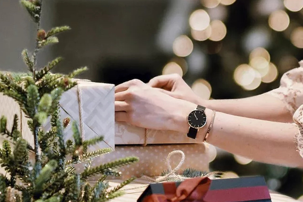 穩(wěn)達(dá)時(shí)簡約商務(wù)女士石英手表定制廠家供應(yīng)