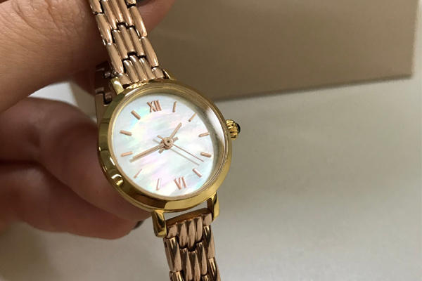 穩(wěn)達時商務(wù)奢金女士石英手表廠家批發(fā)