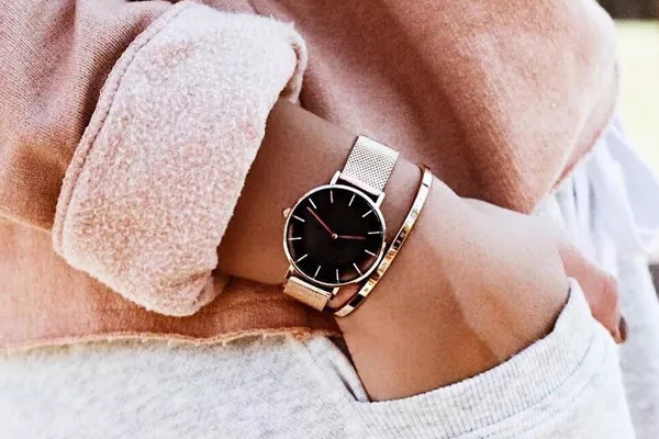 簡(jiǎn)約設(shè)計(jì)風(fēng)石英手表定制批發(fā)就在穩(wěn)達(dá)時(shí)