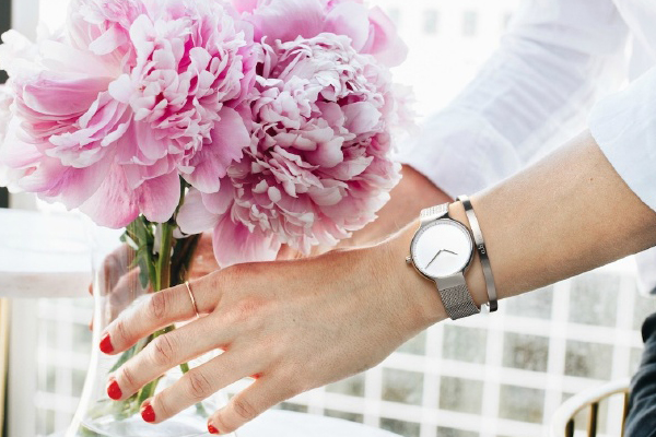 穩(wěn)達(dá)時(shí)經(jīng)典款式女士石英手表廠家批發(fā)定制